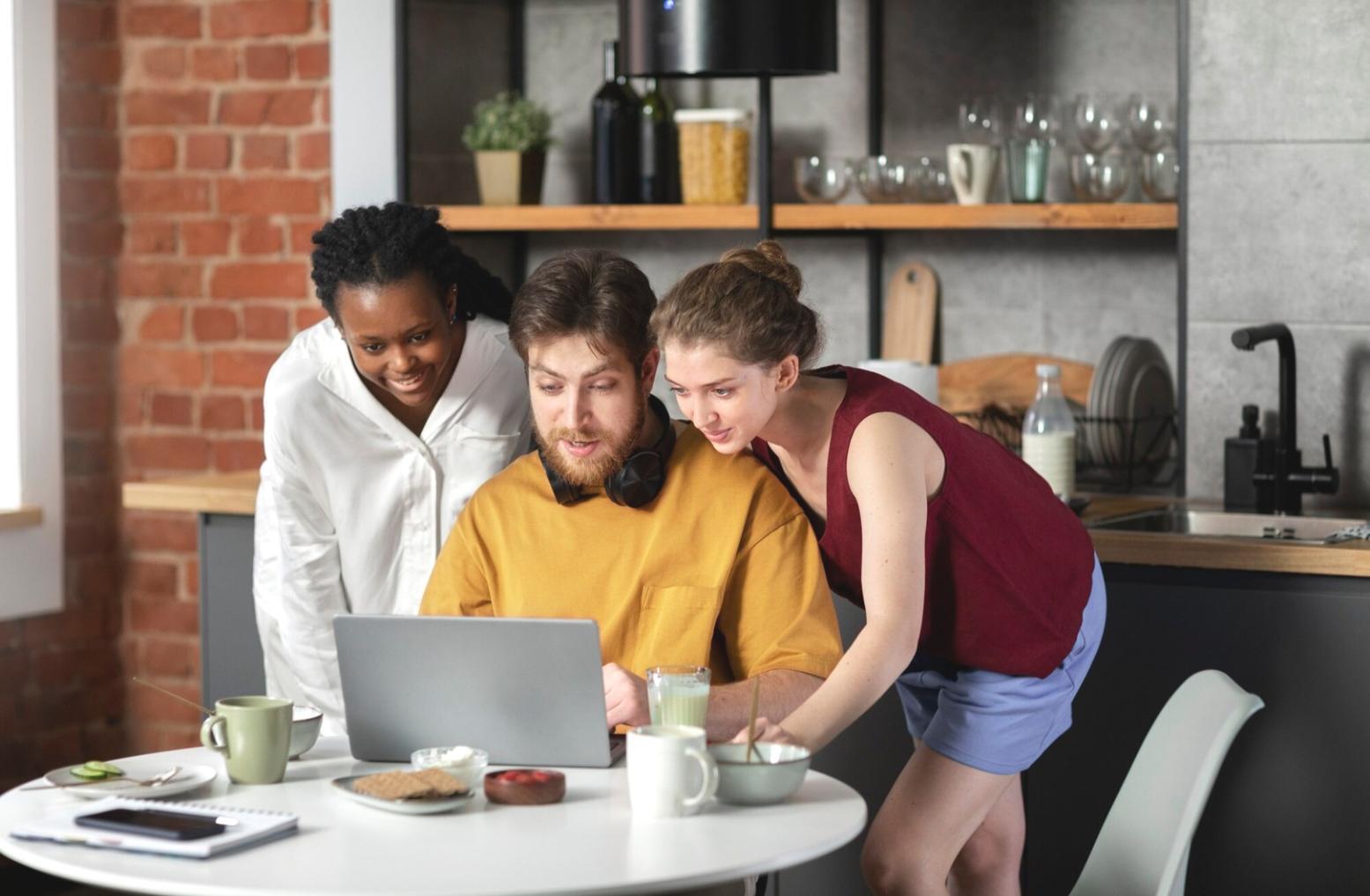 Moderne Arbeitsplätze mit digitalen Finanztools